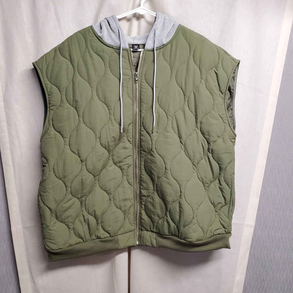 SHEIN Olive Quilted Vest with Light Gray Hood